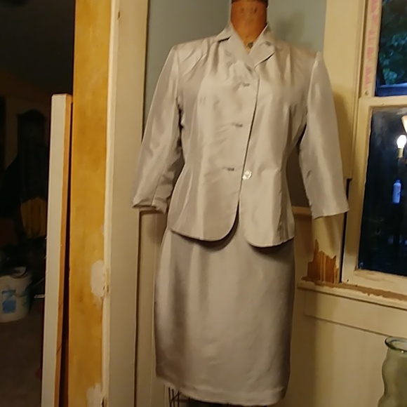 Ann Mali suit. This one has a HISTORY - Picture 3 of 8